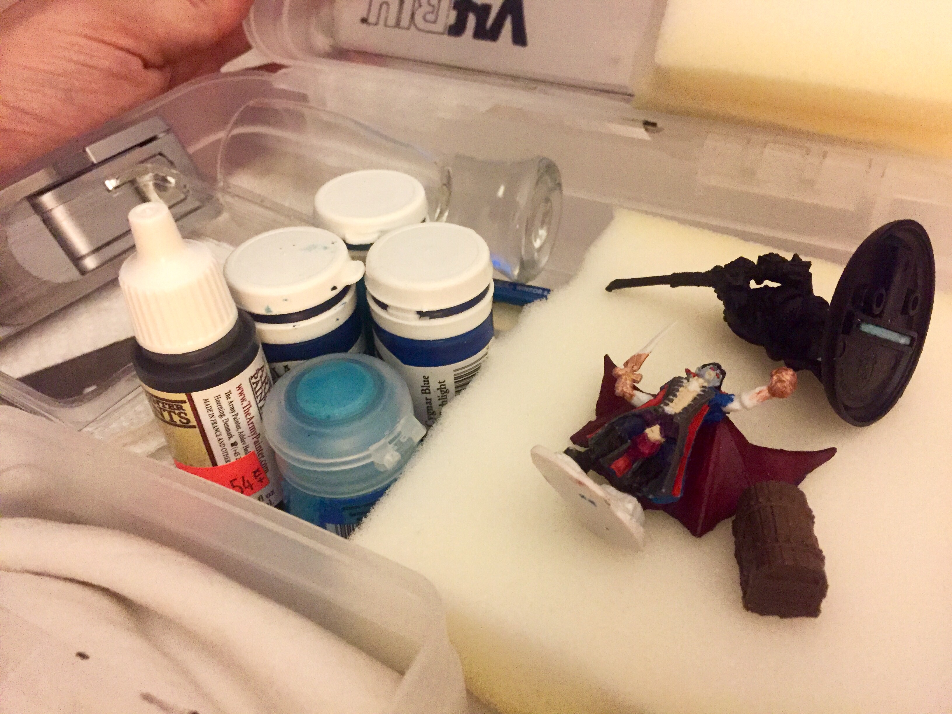 How to make a portable miniature paint station - Crit For Brains